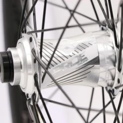 PAIRE DE ROUES PRIDE GRAVITY PRO AERO UD GLOSS DISC - MOYEUX POLISH -Vélos Soldes Boutique paire de roues pride gravity pro aero ud gloss disc moyeux polish 2