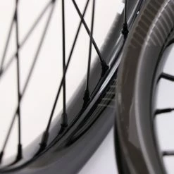 PAIRE DE ROUES PRIDE GRAVITY PRO AERO UD GLOSS DISC - MOYEUX POLISH -Vélos Soldes Boutique paire de roues pride gravity pro aero ud gloss disc moyeux polish 4